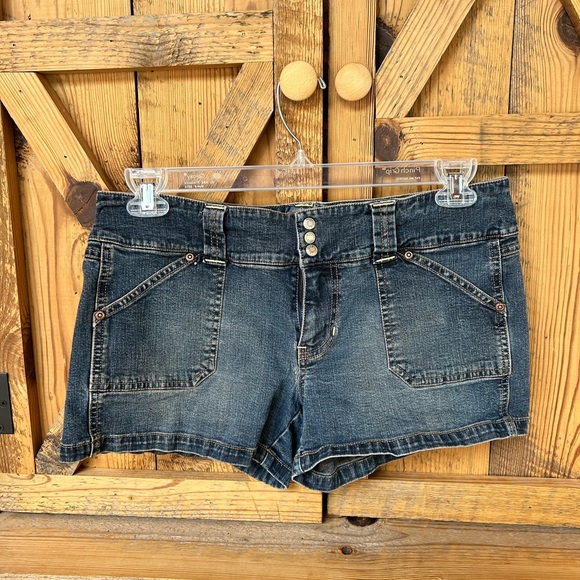 Old Navy Pants - Women’s Jean shorts.